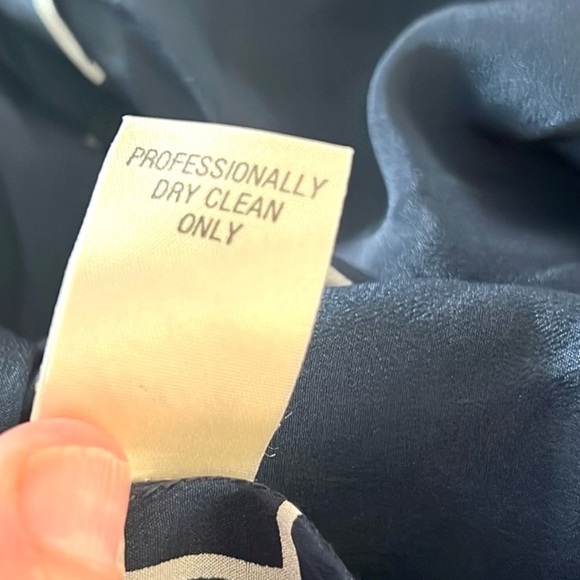 VTG David Hayes Luxury Silk Blouse, Pearlized Violet Buttons,Exclt. Cond,.Size 8 - Picture 9 of 12